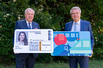LH Hermann Schützenhöfer und LH-Stv. Anton Lang (v.l.) machen Werbung für das KlimaTicket © Foto: Land Steiermark/Streibl; bei Quellenangabe honorarfrei LH Hermann Schützenhöfer und LH-Stv. Anton Lang (v.l.) machen Werbung für das KlimaTicket