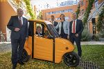 Landeshauptmann Hermann Schützenhöfer, Frank Stronach, TU Graz-Vizerektor Horst Bischof, Wirtschaftslandesrätin Barbara Eibinger-Miedl und Landeshauptmann-Stellvertreter Anton Lang (v.l.) bei der Präsentation der Pläne zur steirischen Produktionsstätte für das von Stronach entwickelte Elektro-Kleinfahrzeug 'SARIT'. © TU Graz/Lunghammer; bei Quellenangabe honorarfrei