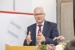 Agrarlandesrat Hans Seitinger zeigte sich erfreut, dass das Zukunftsprojekt Bio-Kompetenzzentrum nun endlich Realität wird. Agrarlandesrat Hans Seitinger zeigte sich erfreut, dass das Zukunftsprojekt Bio-Kompetenzzentrum nun endlich Realität wird.