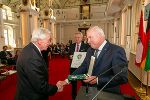 Landeshauptmann Hermann Schützenhöfer überreichte Ministerpräsident Volker Bouffier das Große Goldene Ehrenzeichen des Landes Steiermark mit dem Stern. ©      