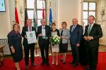 Feierliche Überreichung: LH a.D. Waltraud Klasnic, LH-Stv. Anton Lang, MP Volker Bouffier mit Gattin Ursula, Marianne Schützenhöfer, LH Hermann Schützenhöfer und LR Christopher Drexler (v.l.) bei der feierlichen Überreichung der hohen Auszeichnung. Feierliche Überreichung: LH a.D. Waltraud Klasnic, LH-Stv. Anton Lang, MP Volker Bouffier mit Gattin Ursula, Marianne Schützenhöfer, LH Hermann Schützenhöfer und LR Christopher Drexler (v.l.) bei der feierlichen Überreichung der hohen Auszeichnung.