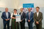 Auszeichnung für das Sammeltaxi Oststeiermark (SAM): LH-Stv. Anton Lang, LAbg. Silvia Karelly, LAbg. Wolfgang Dolesch, ÖBB Regionalmanager Peter Wallis und VCÖ-Sprecher Christian Grazer (v.l.)