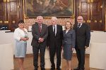 Landtagspräsidentin Manuela Khom (l.), Landeshauptmann Hermann Schützenhöfer (2.v.l.), Botschafterin Jolanta Róża Kozłowska (4.v.l.) und Honorarkonsul Manfred Kainz (r.) gratulierten Landesrat a.D. Hermann Schaller (3.v.l.)  zur Überreichung der Solidarność-Dankbarkeitsmedaille.