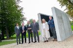 CR Oliver Pokorny, LH-Stv. Anton Lang, LR Christopher Drexler, LH Hermann Schützenhöfer, Elisabeth Fiedler, Künstler Wolfgang Becksteiner (v.l.) mit dem Corona-Denkmal „Distanzierte Nähe“