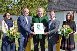 LH Hermann Schützenhöfer mit den Geschäftsführern Michael Münzer und Ewald-Marco Münzer sowie deren Gattinnen Cornelia und Kerstin bei der Überreichung des Landeswappens. © Land Steiermark/Münzer Bioindustrie GmbH; Nutzung bei Quellenangabe honorarfrei