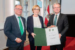 Preisträgerin Christina Jilek mit Gemeinderat Peter Piffl-Percevic und Landesrat Christopher Drexler bei der Überreichung des „Gerhard-Hirschmann-Preises für kritisches Denken“. © Fotos: Land Steiermark/Binder; Nutzung bei Quellenangabe honorarfrei