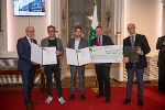 Preis für beispielhaften Wohnbau in der Kategorie Umfassende Sanierung, Herbersteinstraße Graz: LR Hans Seitinger, Peter Schweiger, Florian Gangl, Klaus Zenz, Michael Sebanz (v.l.n.r.)