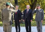 Bgm. Siegfried Nagl, LH Hermann Schützenhöfer und Militärkommandant Heinz Zöllner (v.l.) bei der Angelobung.