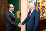 Bundeskanzler Alexander Schallenberg (l.) kam zum Antrittsbesuch zu Landeshauptmann Hermann Schützenhöfer (r.). © Bilder: Land Steiermark/Jesse Streibl; Verwendung bei Quellenangabe honorarfrei