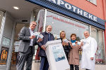 SPAR Steiermark-Geschäftsführer Christoph Holzer, Procomcure Biotech GmbH-Geschäftsführer Franz Öller, Landesrätin Juliane Bogner-Strauß, Landesrätin Ursula Lackner und der steirische Apothekerkammer-Präsident Gerhard Kobinger (v.l.) vor der Franziskus-Apotheke in Graz.