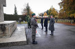 Landeshauptmann Hermann Schützenhöfer (M.), Stadtrat Kurt Hohensinner (l.) und Militärkommandant Heinz Zöllner (r.) bei der Kranzniederlegung am Zentralfriedhof. © Österreichisches Bundesheer; bei Quellenangabe honorarfrei