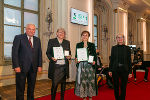 Ingrid Kratzer-Toth, Leiterin des Hospizteams Weiz und Sabine Kügerl, Leiterin des Hospizteams Bruck, wurden mit den Goldenen Ehrenzeichen des Landes Steiermark geehrt. 