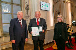 Unter anderem für seine Verdienste um die Rettungshundeausbildung wurde Erwin Schume aus Eisenerz mit dem Goldenen Ehrenzeichen geehrt. 