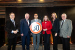 Gratulanten zum 30-Jahr-Jubiläum der SFG: Bundesrat Christian Buchmann, LH Hermann Schützenhöfer, SFG-Geschäftsführer Christoph Ludwig, BM Bundesministerin Margarete Schramböck, LR Barbara Eibinger-Miedl und der ehemalige SFG-Geschäftsführer Burghard Kaltenbeck (v.l.)