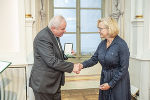 Das Goldene Ehrenzeichen des Landes Steiermark überreichte Landeshauptmann Hermann Schützenhöfer auch Veronika Scardelli, die fünf Jahre lang als Präsidentin der Landeszahnärztekammer im Amt war.