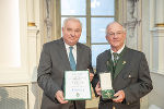 Der Tischlermeister und ehemalige Landesinnungsmeister Walter Schadler wurde ebenso mit dem Goldenen Ehrenzeichen des Landes Steiermark ausgezeichnet.