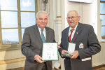 Landeshauptmann Hermann Schützenhöfer überreichte auch Ehrenfried Seitinger für seinen jahrzehntelangen Einsatz in der Organisation des traditionsreichen Rechberg-Rennens das Goldene Ehrenzeichen des Landes Steiermark. 