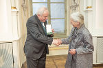 Landeshauptmann Hermann Schützenhöfer verlieh der Künstlerin und Kuratorin Ulrike Vonbank-Schedler das Goldene Ehrenzeichen des Landes Steiermark.