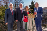 Apfelprinzessin Judith I. überreichte an LR Johann Seitinger, LH Hermann Schützenhöfer und LH-Stv. Anton Lang einen Korb mit frischen Äpfeln (v.l.) © Foto: Land Steiermark/Streibl; bei Quellenangabe honorarfrei