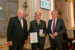 LH Hermann Schützenhöfer und LH-Stv. Anton Lang überreichten an  Alfred Hudin das Große Ehrenzeichen des Landes Steiermark