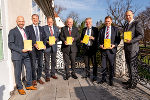 Wolfgang Wlattnig (Leiter der Abteilung 7 Gemeinden, Wahlen und ländlicher Wegebau), Erwin Dirnberger (Präsident des Gemeindebundes), LH Hermann Schützenhöfer, LH-Stv. Anton Lang und Kurt Wallner (Vorsitzender des Städtebundes) mit den beiden Kodex-Mitwirkenden. © Land Steiermark/Streibl; Nutzung bei Quellenangabe honorarfrei