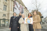 Judith Schwentner (Vizebürgermeisterin der Stadt Graz), Claudia Unger (Direktorin Volkskundemusem Graz) Brigitte Soran (Soroptimist International Austria und UN Women Austria), Nora Schmid (Geschäftsführende Intendantin der Oper Graz) und Doris Kampus (Landesrätin für Soziales, Arbeit und Integration) vor der Grazer Oper.