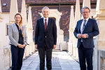 LR Juliane Bogner-Strauß und LR Christopher Drexler mit Gerhard Stark, dem zukünftigen interimistischen Vorstandsvorsitzenden der KAGes. © Fotos: Land Steiermark/Streibl; Nutzung bei Quellenangabe honorarfrei