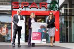 Soziallandesrätin Doris Kampus (re.) SPAR Steiermark-Geschäftsführer Christoph Holzer und Marina Sorgo bei der Präsentation der Gewaltschutzkampagne, die ab 25.11. in allen SPAR Standorten in der Steiermark fortgesetzt wird. © Foto: SPAR/Ivo Velchev; bei Quellenangabe honorarfrei