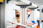 Gesundheitslandesrätin Juliane Bogner-Strauß und Tauernkliniken-Geschäftsführer Franz Öller beim Rundgang durch das neue Labor  „Zentrum für Molekulare Diagnostik " in Graz. ©      