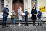 SPÖ-Klubobmann Hannes Schwarz, Bildungslandesrätin Juliane Bogner-Strauß und Bildungsdirektorin Elisabeth Meixner mit einer Schülerin und Schülern der Mittelschule Ursulinen. © Land Steiermark/Streibl; Nutzung bei Quellenangabe honorarfrei