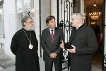 Metropolit Erzbischof Dr. Michael Staikos, der Vertreter der Griechisch Orthodoxen Kirche im Gespräch mit Landeshauptmann Mag. Franz Voves und dem Leiter des Bischöflichen Pastoralamtes, Bi-schofsvikar Dr. Heinrich Schnuderl