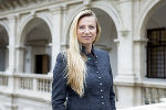 Gesundheitslandesrätin Bogner-Strauß unterstreicht die Sinnhaftigkeit der Zeckenschutzimpfung und appelliert, vorzusorgen. © Marja Kanizaj; bei Quellenangabe honorarfrei