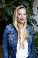 Jugendlandesrätin Juliane Bogner-Strauß appelliert an Eltern, sich aktiv mit dem eigenen Nachwuchs über Gefahren und Risiken, insbesondere von Social-Media-Plattformen zu unterhalten. © Marija Kanizaj; bei Quellenangabe honorarfrei