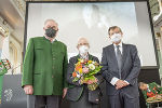 Feierlicher Gedenkakt anlässlich des 50. Todestages Josef Krainer seniors: Landeshauptmann Hermann Schützenhöfer, die Tochter Josef Krainers, Dorothea Jaufer und der ehemalige Chefredakteur der Kleinen Zeitung, Kurt Wimmer (v.l.) ©      
