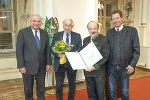 Historiker Karl-Albrecht Kubinzky wurde von LH Hermann Schützenhöfer, Gerald Schöpfer und Franz Krainer mit dem Josef Krainer-Heimatpreis geehrt.