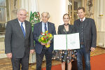 Modedesignerin Eva Poleschinski wurde von LH Hermann Schützenhöfer, Gerald Schöpfer und Franz Krainer mit dem Josef Krainer-Heimatpreis geehrt.