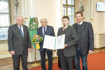 LH Hermann Schützenhöfer, Gerald Schöpfer und Franz Krainer überreichten den Josef Krainer-Förderungspreis an Gerald Raab (Erdsystemwissenschaften).