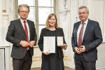 Die Grazer Künstlerin Luise Kloos wurde von LR Christopher Drexler und LH-Stv. Anton Lang mit dem Großen Ehrenzeichen geehrt.