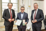 LR Christopher Drexler und LH-Stv. Anton Lang ehrten den Leobener Bundesrat a. D. Gerd Edgar Krusche mit dem Großen Ehrenzeichen.