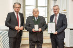 Heinrich Plaschg, Bürgermeister a. D. von Straden, wurde von LR Christopher Drexler und LH-Stv. Anton Lang mit dem Großen Ehrenzeichen geehrt. 