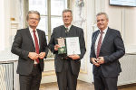 Wolfgang Rosenkranz, Bürgermeister a. D. von St. Peter ob Judenburg, wurde von LR Christopher Drexler und LH-Stv. Anton Lang mit dem Großen Ehrenzeichen geehrt. 