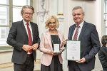 Emina Šarić aus Graz wurde für ihr Expertenwissen im Integrationsbereich von LR Christopher Drexler und LH-Stv. Anton Lang mit dem Goldenen Ehrenzeichen geerht. 