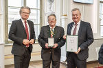 Anton Stradner, Bürgermeister a. D. von Deutsch Gortiz wurde von LR Christopher Drexler und LH-Stv. Anton Lang mit dem Großen Ehrenzeichen geehrt. 