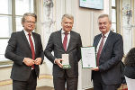 LR Christopher Drexler und LH-Stv. Anton überreichten dem Leiter der Abteilung für Produktsicherung und Sicherheit der ESA Wolfgang Veit das Große Ehrenzeichen. 