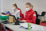 Mehr als 100 Personen werden Tag für Tag - unter anderem von Mitarbeiterinnen und Mitarbeitern aus den Teams vom Roten Kreuz - registriert.