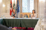 Wirtschaftslandesrätin Barbara Eibinger-Miedl (l.) und Soziallandesrätin Doris Kampus luden zu Beratungen in die Grazer Burg. © LandSteiermark/Binder, bei Quellenangabe honorarfrei