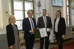 LR Christopher Drexler, LR Barbara Eibinger-Miedl und die 2. Landtagspräsidentin Gabriele Kolar überreichten Elmar Brandstätter, Mitarbeiter der Joanneum Research Forschungsgesellschaft, die Dank- und Anerkennungsurkunde © Foto: Foto Frankl; bei Quellenangabe honorarfrei LR Christopher Drexler, LR Barbara Eibinger-Miedl und die 2. Landtagspräsidentin Gabriele Kolar überreichten Elmar Brandstätter, Mitarbeiter der Joanneum Research Forschungsgesellschaft, die Dank- und Anerkennungsurkunde
