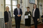 LR Christopher Drexler, LR Barbara Eibinger-Miedl und die 2. Landtagspräsidentin Gabriele Kolar überreichten Gabriele Schwarze, Mitarbeiterin der FH Joanneum, die Dank- und Anerkennungsurkunde © Foto: Foto Frankl; bei Quellenangabe honorarfrei LR Christopher Drexler, LR Barbara Eibinger-Miedl und die 2. Landtagspräsidentin Gabriele Kolar überreichten Gabriele Schwarze, Mitarbeiterin der FH Joanneum, die Dank- und Anerkennungsurkunde