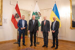 LH-Stv. Anton Lang, LH Hermann Schützenhöfer, Botschafter Vasyl Khymynets und Honorarkonsul Friedrich Möstl (v.l.) © Land Steiermark/Binder; bei Quellenangabe honorarfrei LH-Stv. Anton Lang, LH Hermann Schützenhöfer, Botschafter Vasyl Khymynets und Honorarkonsul Friedrich Möstl (v.l.)