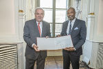 Frischgebackener Professor: Fred Ohenhen mit LH Hermann Schützenhöfer. © Bild: Land Steiermark/Foto Fischer; Verwendung bei Quellenangabe honorarfrei Frischgebackener Professor: Fred Ohenhen mit LH Hermann Schützenhöfer.
